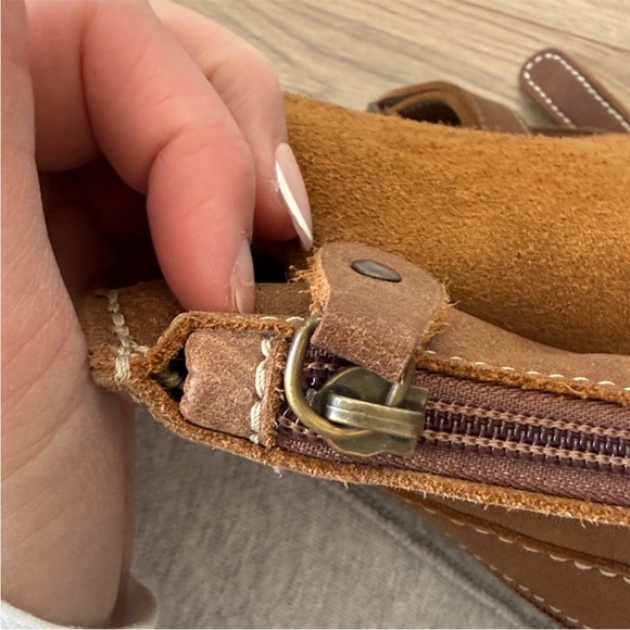 ROOTS Geniune Leather
Convertible Crossbody into
Backpack - Picture 10 of 13